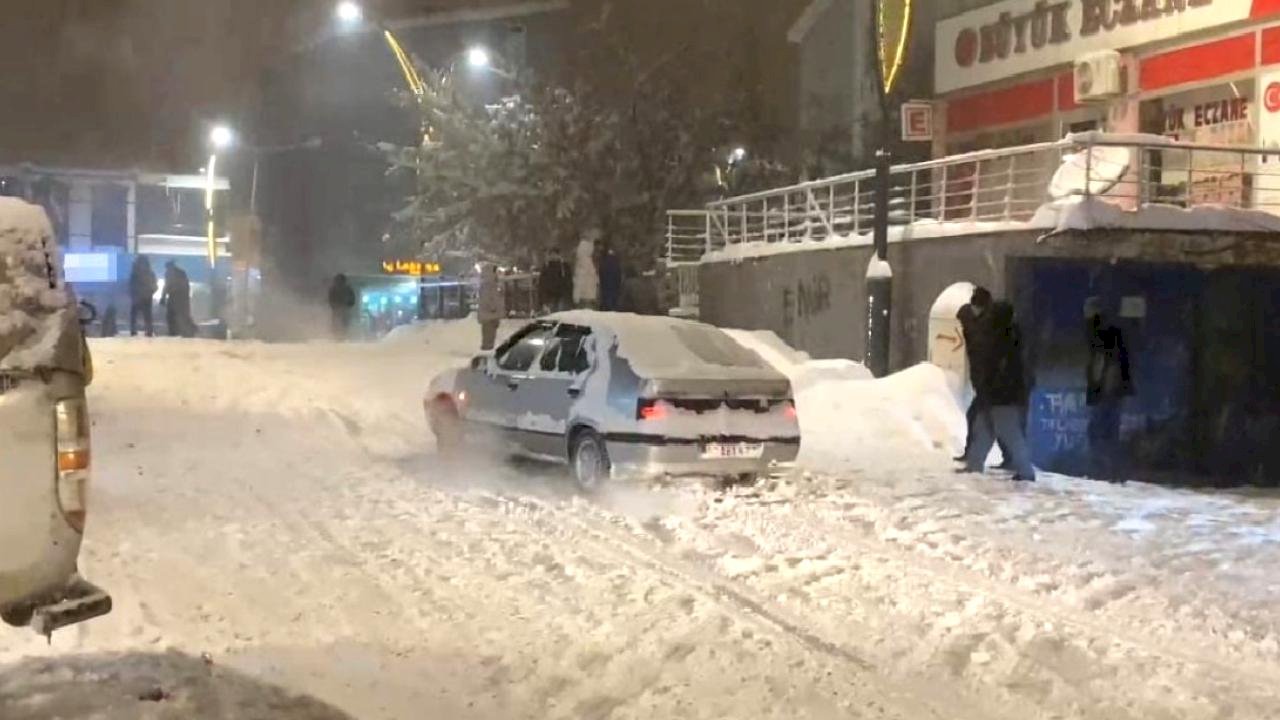 Muş'ta kar ve buz trafiği kilitledi