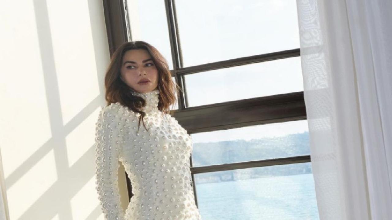 Nesrin Cavadzade dekoltesiz! Kıyafetine yorum yağdı