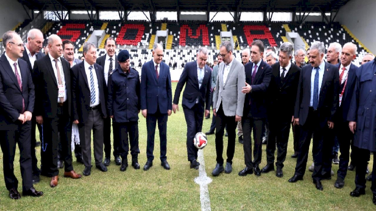 Osman Aşkın Bak, Soma’da stat açılışı yaptı