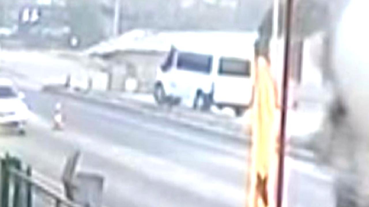 Osmaniye'de motosiklet ve sürücüsü minibüsün altında kaldı