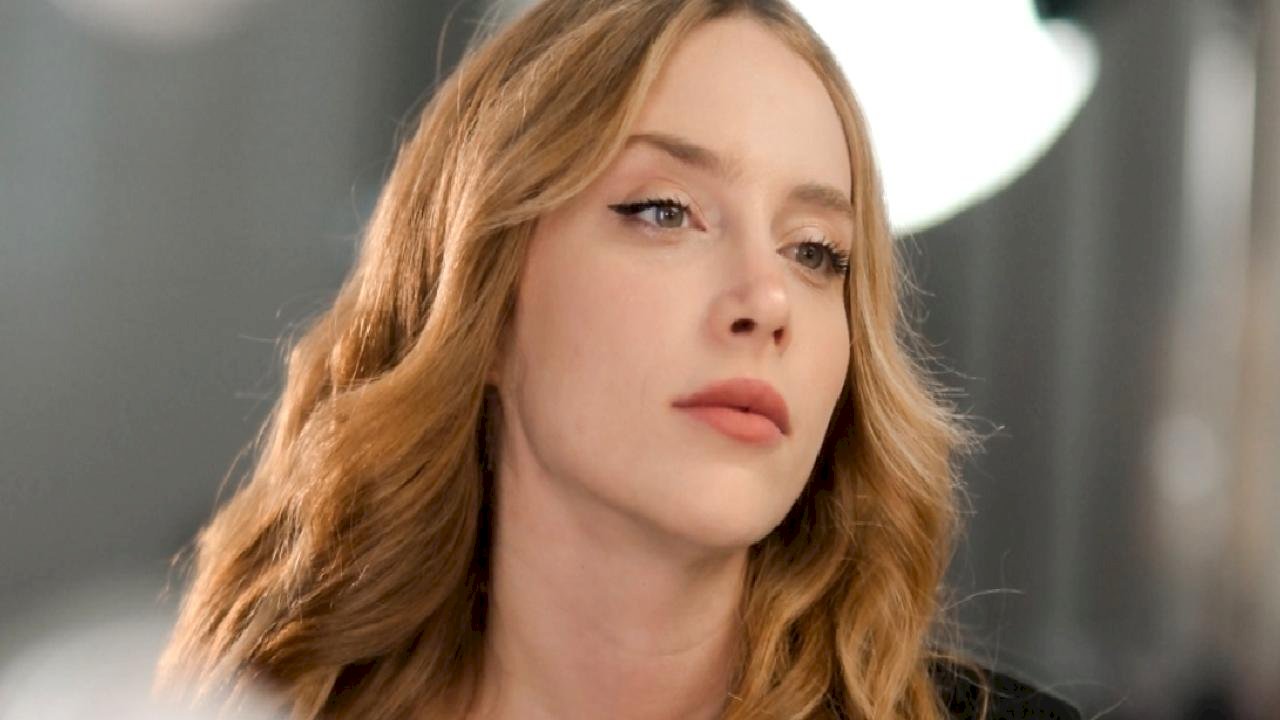 Oyuncu Hayal Köseoğlu sevgilisinden evlilik teklifi aldı