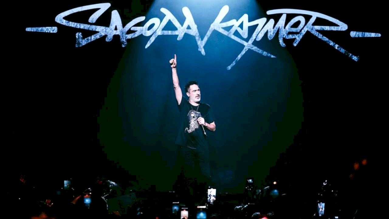 Rapçi Sagopa Kajmer&#039;in sahnesinde ilginç anlar! Ağzına sigara attılar