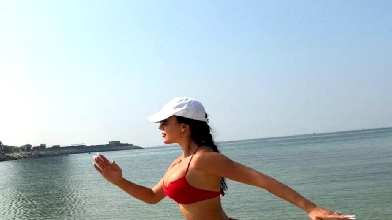 Ronaldo&#039;nun nişanlısı Georgina Rodriguez&#039;den yeni kareler! Minik bikinisiyle sahilde koştu