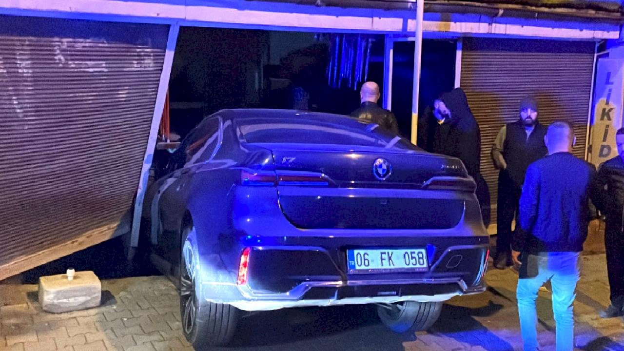 Sivas'ta fren yerine gaza basan kadın sürücü markete girdi