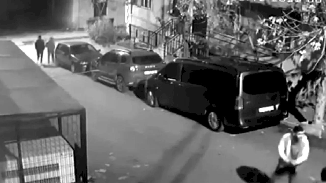 Sokakta Araç Aynalarına Tekme