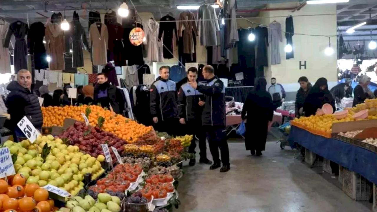 Sultangazi'de zabıta ekiplerinden pazarlarda denetim