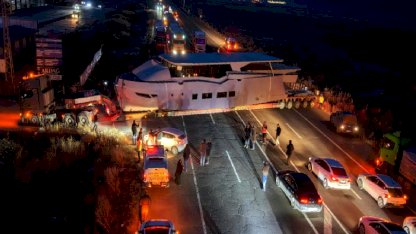45 tonluk yat yüklü tır Erzurum-Artvin karayolunu trafiğe kapattı