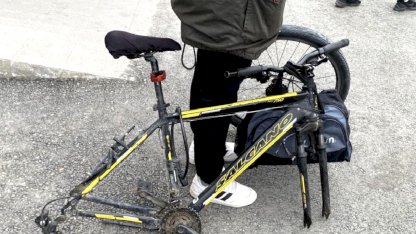 Aksaray'da bisikletin kilidini açamayınca tekerini söküp çaldılar