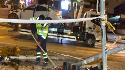 Ankara'da otomobil, motosiklete ve sinyalizasyon direğine çarpıp takla attı:  4 yaralı