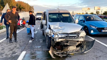 Antalya'da arızalanan park halindeki otomobile hafif ticari araç çarptı