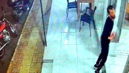 Antalya'da garson kendi sildiği camı fark etmeyip yüzünü çarptı