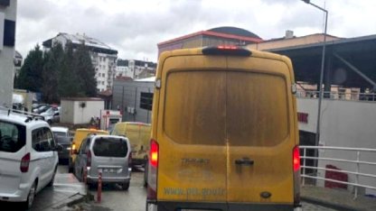 Bilecik'te PTT'nin kargo araçları trafiği kilitliyor