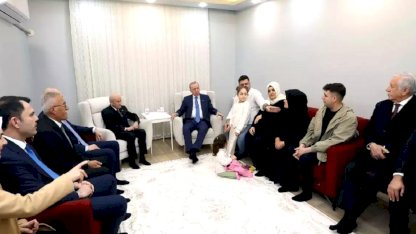 Cumhurbaşkanı Erdoğan ile MHP lideri Bahçeli, depremzede aileyi yeni yuvasında ziyaret etti