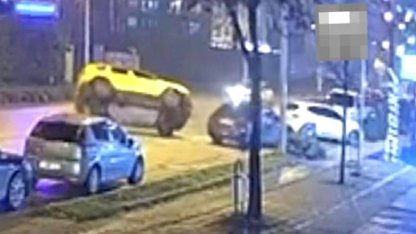 Düzce'de park halindeki otomobile çarpan taksi devrildi