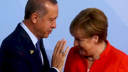 Erdoğan, Merkel ile bayrak anısını anlattı: Şaşkın şaşkın bana bakıp gülmeye başladı