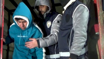 Erzurum'da gümrük mühürlü tırda 23 düzensiz göçmen yakalandı