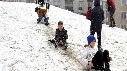 Erzurum’da kar yağışı çocuklara eğlence oldu