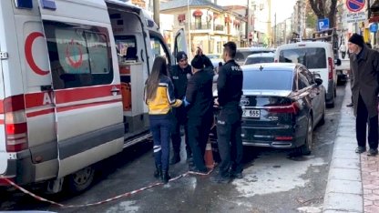 Eskişehir'de tedaviyi reddeden alkollü adam ile polis arasında ilginç olay: Öpüp, sigara uzatmaya çalıştı