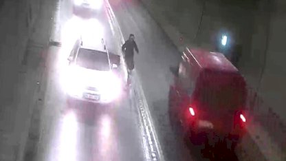 Ferhat Tüneli’nde tehlikeli anlar: Aniden duran otomobile motosiklet çarptı