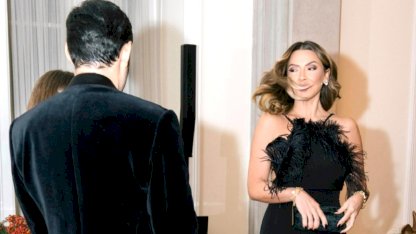 Hadise merdivenlerde poz verdi! Sırtındaki dövmeye yorum yağdı