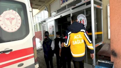 Hakkari'de 14 öğrenci zehirlenme şüphesiyle hastaneye kaldırıldı