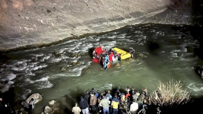Hakkari'de Uçurumdan Düşen Kadın Sürücü Kurtarıldı