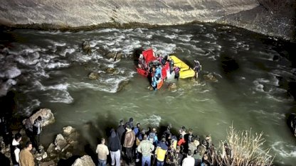 Hakkari'de uçurumdan düşen otomobilin kadın sürücüsü ağır yaralandı