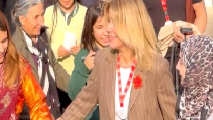 Halay'da başörtülü kadının elini bırakan Gülben Ergen'den açıklama