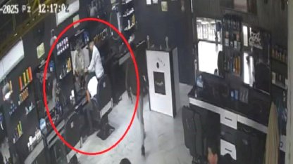 Hatay'da depremde saç kesmeye devam etti