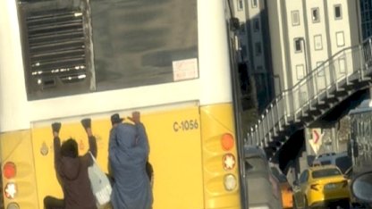 İstanbul Beykoz'da otobüsün arkasında tehlikeli yolculuk