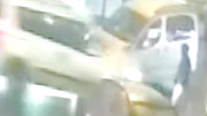 İstanbul Esenyurt'ta hafif ticari aracın çarptığı adam yaralandı