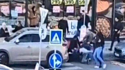 İstanbul'da 2 grup arasında tekmeli yumruklu kavga kamerada