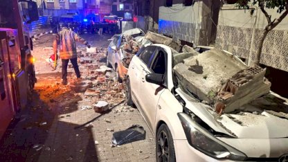 İstanbul'da çatıdan kopan betonlar park halindeki otomobillerde ağır hasar açtı