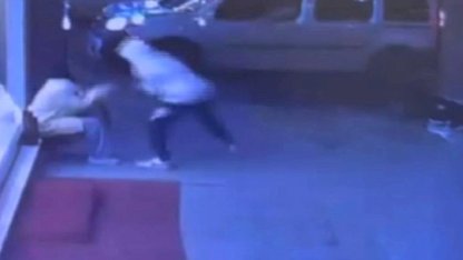 İstanbul'da kapkaç girişimi kamerada: Telefonu sahibinin elinden alamayınca kaçtı