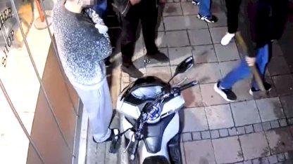 İstanbul'da kuaför dükkanına baltalı saldırı kameraya yansıdı