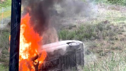 İstanbul'da şoförünün hakimiyetini kaybetmesiyle araziye uçan minibüs alev alev yandı