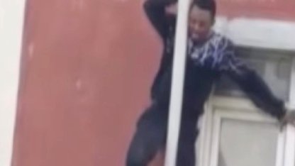 İstanbul'da yangında borulara tutunan yabancı uyruklu şahsın düştüğü anlar kamerada