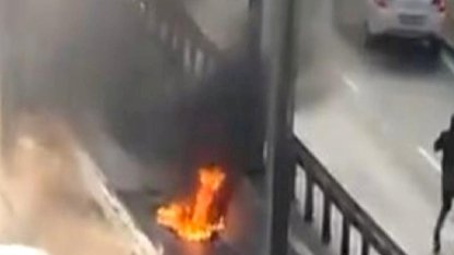 İstanbul'da yolun ortasında motosiklet alev alev yandığı anlar kameraya yansıdı