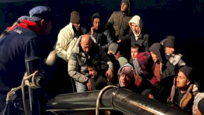 İzmir açıklarında 10'u çocuk 37 düzensiz göçmen kurtarıldı