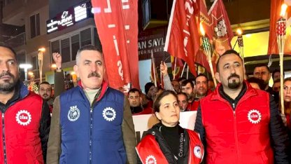 İzmir'de belediye işçileri eylemin ikinci gününde meşalelerle yürüdü
