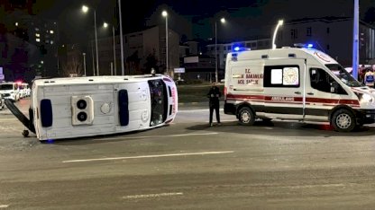 Karabük'te otomobil ile çarpışan ambulanstaki sağlık çalışanları yaralandı