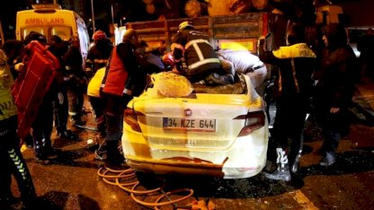 Kastamonu'da tıra saplanan otomobildeki 1 kişi öldü