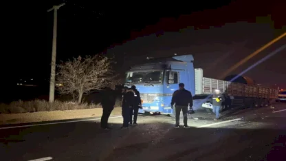 Kilis'te TIR'a çarpan otomobilde 2 yaralı