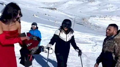 Kırmızı Elbise ile Kayak ve Gül Dağıtımı