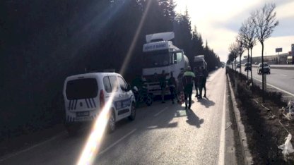 Konya'da park halindeki tırın yanında beklerken minibüs çarptı