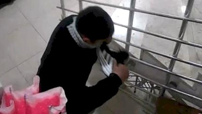 Manisa'da apartmandan ayakkabı hırsızlığı kameraya yansıdı