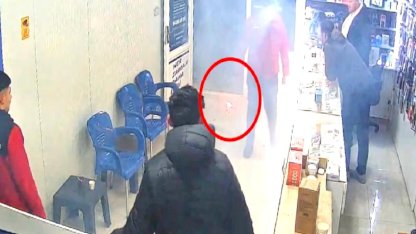 Mardin'de tamirci incelerken telefonun bataryası patladı