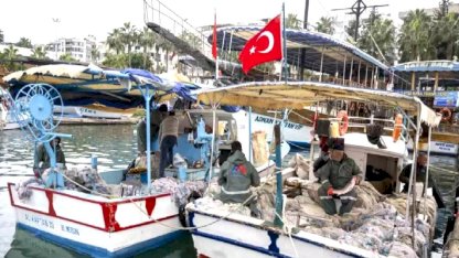 Mersin'de balıkçılara ekipman desteği sürüyor