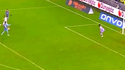 Müsait pozisyondaki Abraham'ı görmedi: Beşiktaşlı taraftarlardan David Jurasek'e büyük tepki