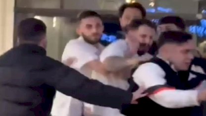 Nedeni bilinmiyor! AVM'nin ortasında birbirlerine girdiler